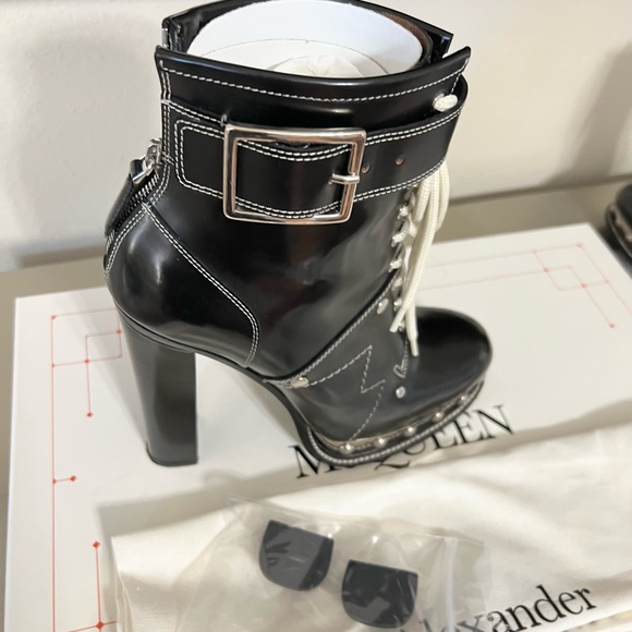 Authentic Alexander McQueen Lace-up studded glossed-leather ankle boots - Picture 4 of 6